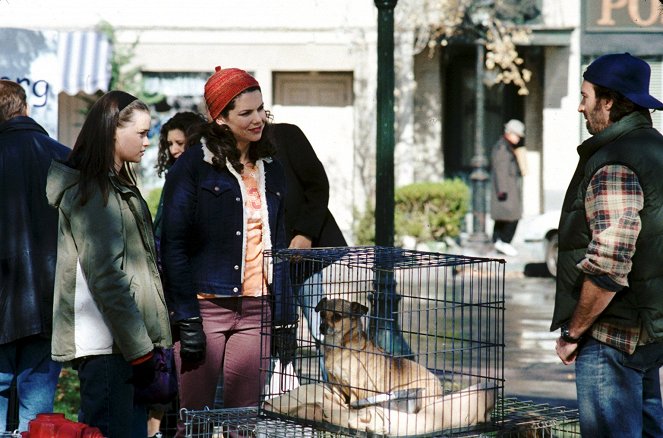 Gilmore Girls - Season 1 - Paris Is Burning - Photos - Alexis Bledel, Lauren Graham, Scott Patterson