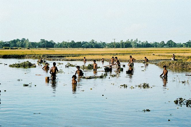 Über Wasser: Menschen und gelbe Kanister - Filmfotos