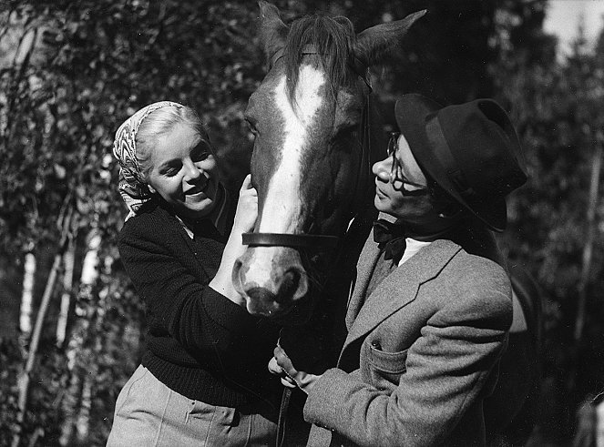 Der vierzehnte Gast - Filmfotos - Hillevi Lagerstam, Joel Asikainen