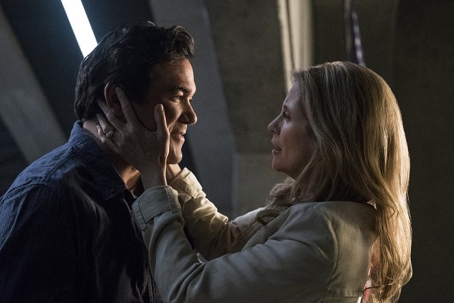 Supergirl - Homecoming - Photos - Dean Cain, Helen Slater