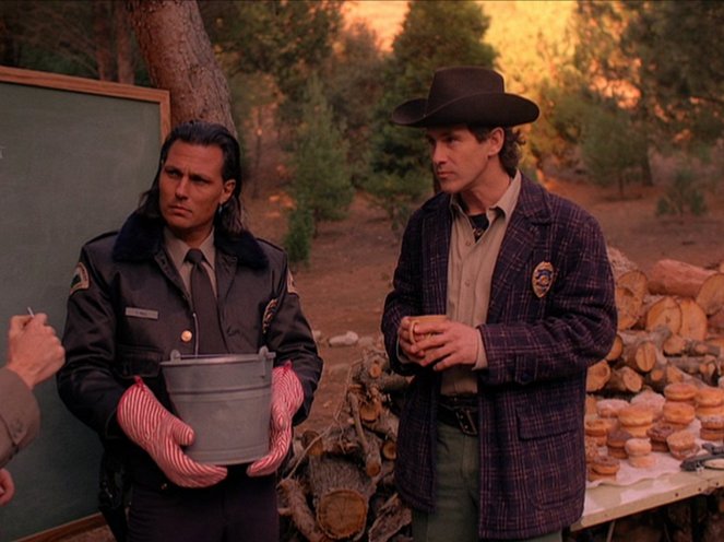 Miasteczko Twin Peaks - Zen, czyli sztuka łapania mordercy - Z filmu - Michael Horse, Michael Ontkean
