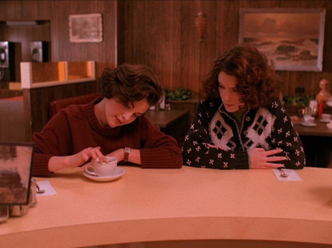 Twin Peaks - Season 1 - Zen, or the Skill to Catch a Killer - Photos - Sherilyn Fenn, Lara Flynn Boyle