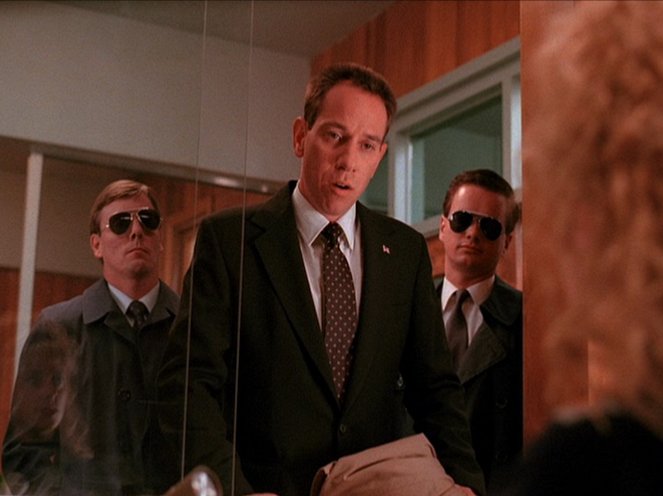 Twin Peaks - Season 1 - Zen, or the Skill to Catch a Killer - Photos - Miguel Ferrer