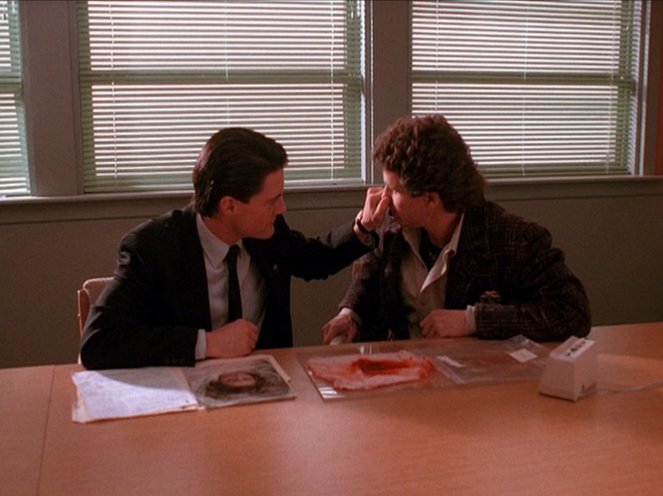 Twin Peaks - Season 1 - Zen, or the Skill to Catch a Killer - Photos - Kyle MacLachlan, Michael Ontkean