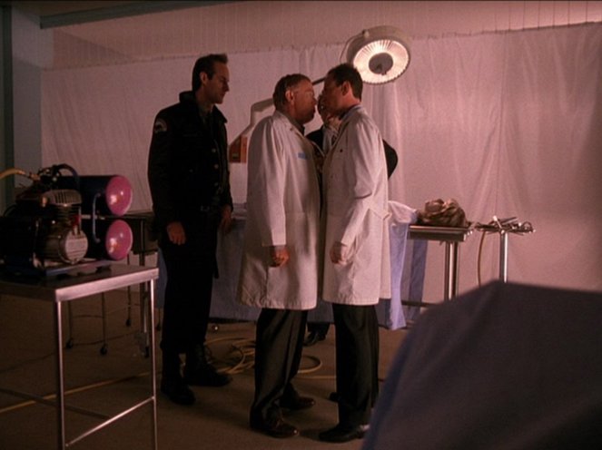 Twin Peaks - Season 1 - Rest in Pain - Photos - Harry Goaz, Warren Frost, Miguel Ferrer