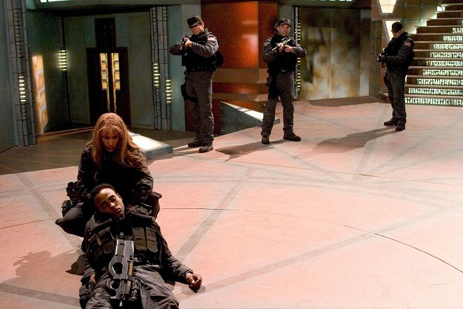Stargate: Atlantis - Season 1 - Suspicion - Photos - Rachel Luttrell, Rainbow Sun Francks