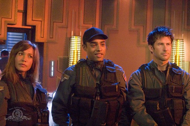 Stargate: Atlantis - Season 1 - Before I Sleep - Photos - Rachel Luttrell, Rainbow Sun Francks, Joe Flanigan