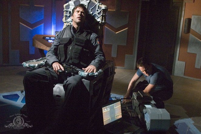 Stargate: Atlantis - The Siege: Part 2 - Photos - Joe Flanigan