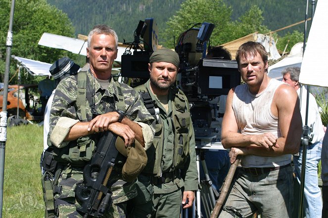 Stargate SG-1 - Season 7 - Evolution: Part 1 - Tournage - Richard Dean Anderson, Enrico Colantoni, Michael Shanks