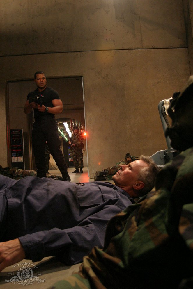 Gwiezdne wrota - Season 8 - Wirtualne zagrożenie - Z filmu - Christopher Judge, Richard Dean Anderson