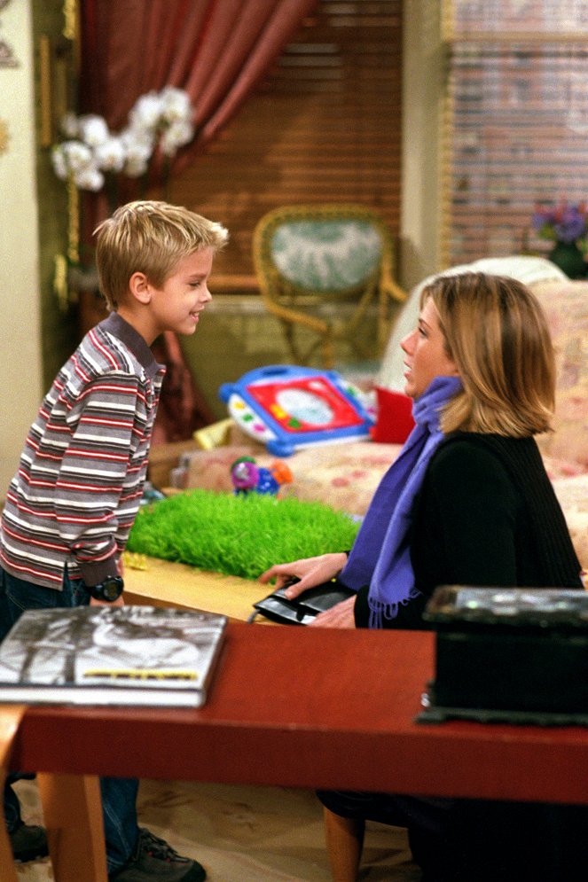 Friends - The One with the Truth About London - Van film - Cole Sprouse, Jennifer Aniston