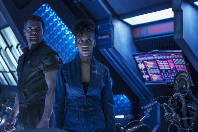 The Expanse - Home - Photos - Wes Chatham, Dominique Tipper