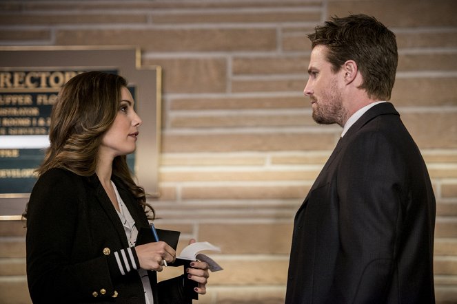 Arrow - Fighting Fire with Fire - Van film - Carly Pope, Stephen Amell