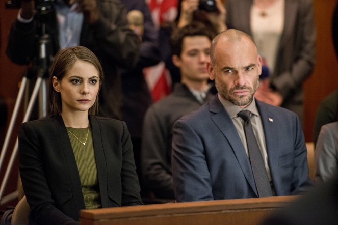 Arrow - Fighting Fire with Fire - Photos - Willa Holland, Paul Blackthorne