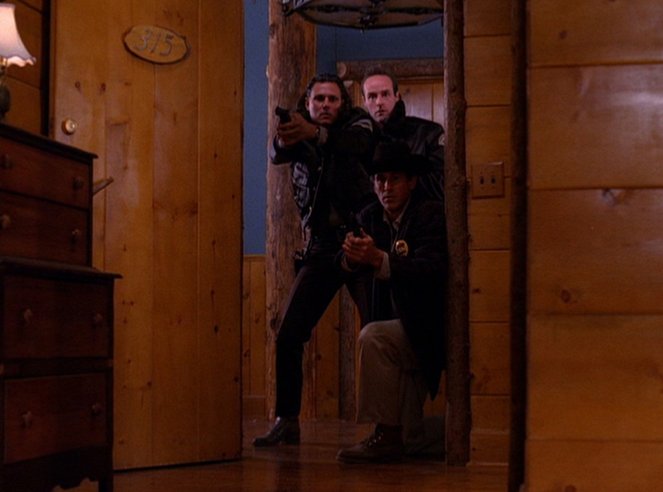 Twin Peaks - Season 2 - May the Giant Be with You - Photos - Michael Horse, Harry Goaz, Michael Ontkean