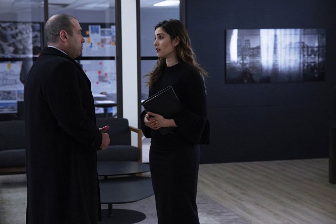 Suits - Season 6 - Character and Fitness - Photos - Rick Hoffman, Carly Pope