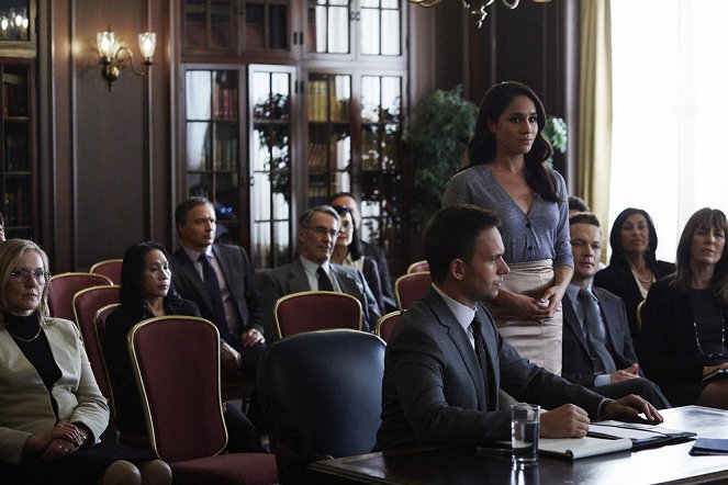 Suits - Character and Fitness - Van film - Patrick J. Adams, Meghan, Duchess of Sussex