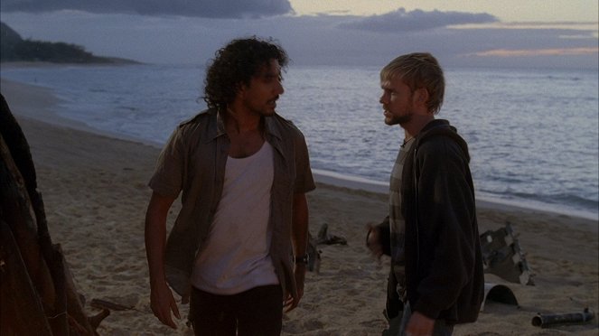 Lost - Pilot: Part 1 - Photos - Naveen Andrews, Dominic Monaghan