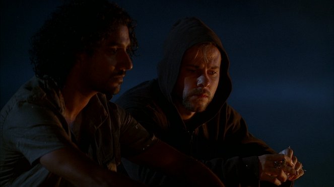 Lost - Season 1 - Pilot: Part 1 - Photos - Naveen Andrews, Dominic Monaghan