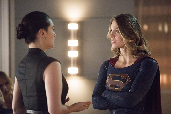Supergirl - Season 2 - Exodus - Photos - Katie McGrath, Melissa Benoist