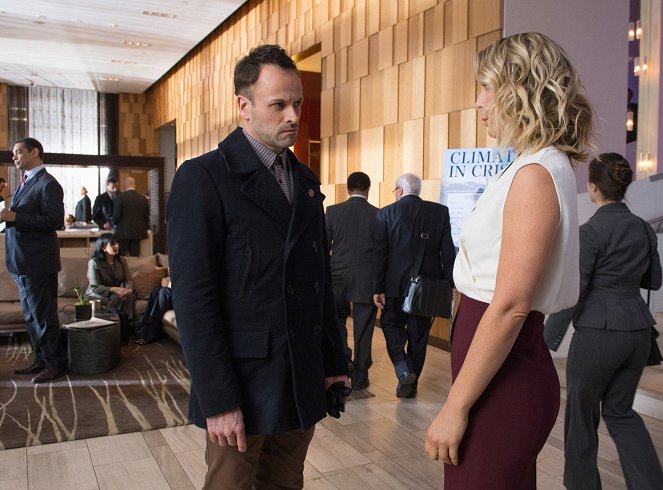 Elementary - Season 3 - The View from Olympus - Photos - Jonny Lee Miller, Anastasia Griffith