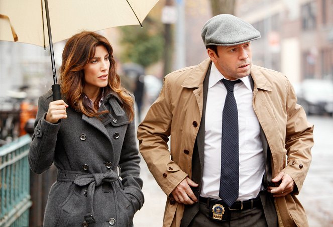 Blue Bloods - Crime Scene New York - Season 2 - The Uniform - Photos - Jennifer Esposito, Donnie Wahlberg