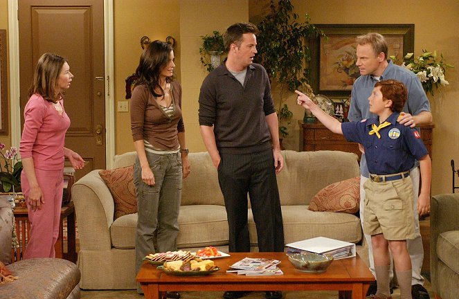 Friends - Season 10 - The One Where Ross Is Fine - Photos - Kellie Waymire, Courteney Cox, Matthew Perry, Jim Meskimen, Daryl Sabara