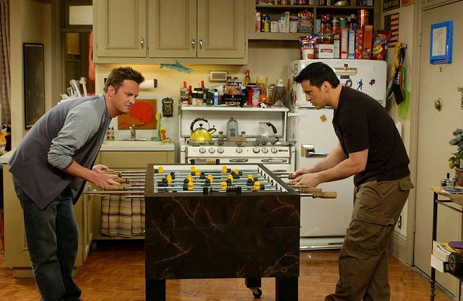 Friends - Season 10 - The One with Ross's Tan - Photos - Matthew Perry, Matt LeBlanc