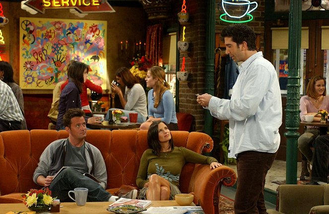Friends - Season 10 - The One with Ross's Tan - Photos - Matthew Perry, Courteney Cox, David Schwimmer
