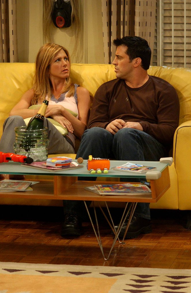 Friends - Season 10 - The One with Ross's Tan - Photos - Jennifer Aniston, Matt LeBlanc