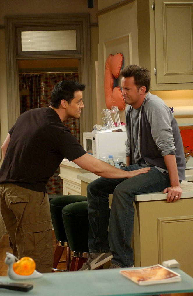 Friends - Season 10 - The One with Ross's Tan - Photos - Matt LeBlanc, Matthew Perry