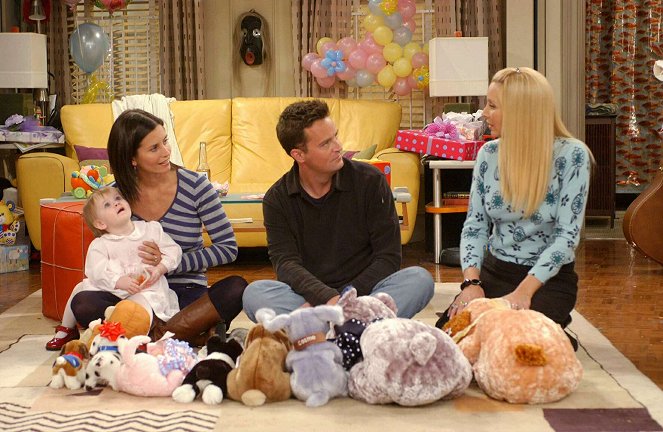 Friends - Season 10 - The One with the Cake - Photos - Courteney Cox, Matthew Perry, Lisa Kudrow