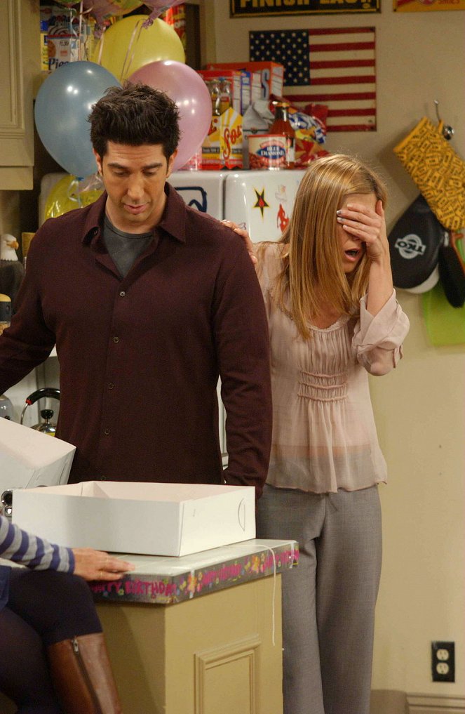 Friends - Season 10 - The One with the Cake - Photos - David Schwimmer, Jennifer Aniston