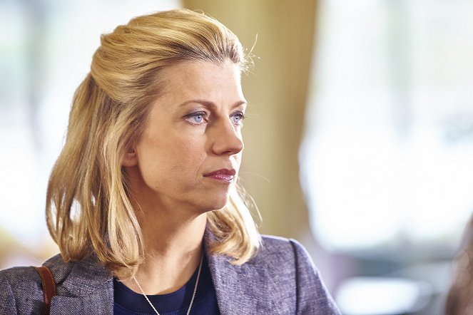 The Coroner - Season 1 - That's the Way to Do It - Photos - Claire Goose