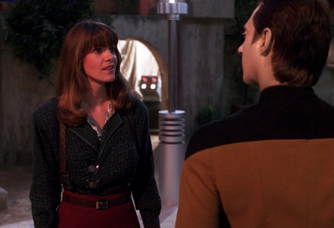 Star Trek: La nueva generación - Season 3 - The Ensigns of Command - De la película - Eileen Seeley