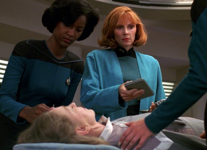 Star Trek - Das nächste Jahrhundert - Season 3 - Der Gott der Mintakaner - Filmfotos - Gates McFadden