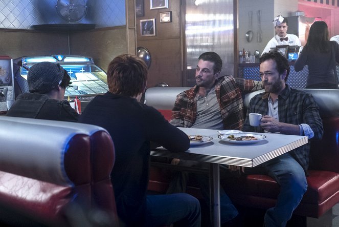 Riverdale - Chapter Seven: In a Lonely Place - Photos - Skeet Ulrich, Luke Perry