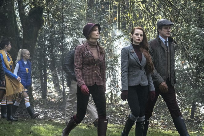 Riverdale - Chapter Seven: In a Lonely Place - Photos - Nathalie Boltt, Madelaine Petsch