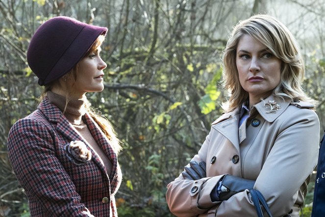 Riverdale - Season 1 - Chapter Seven: In a Lonely Place - Photos - Nathalie Boltt, Mädchen Amick