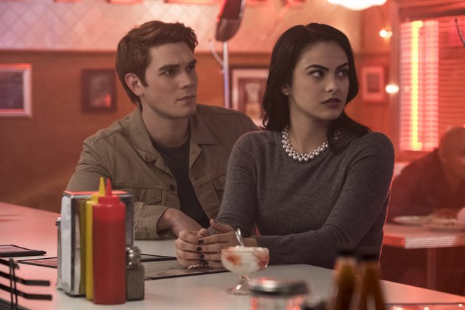 Riverdale - Season 1 - Chapter Seven: In a Lonely Place - Photos - K.J. Apa, Camila Mendes
