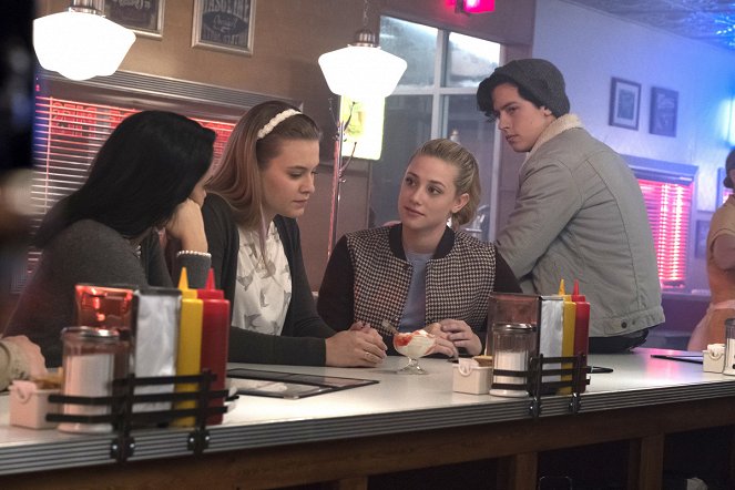 Riverdale - Chapter Seven: In a Lonely Place - Photos - Tiera Skovbye, Lili Reinhart, Cole Sprouse
