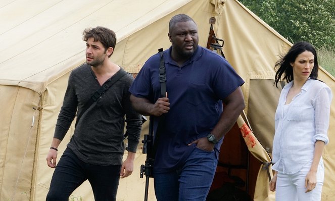Zoo - Sins of the Father - Photos - James Wolk, Nonso Anozie, Joanne Kelly