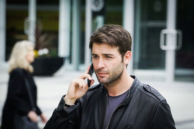 Zoo - Season 2 - The Yellow Brick Road - Photos - James Wolk