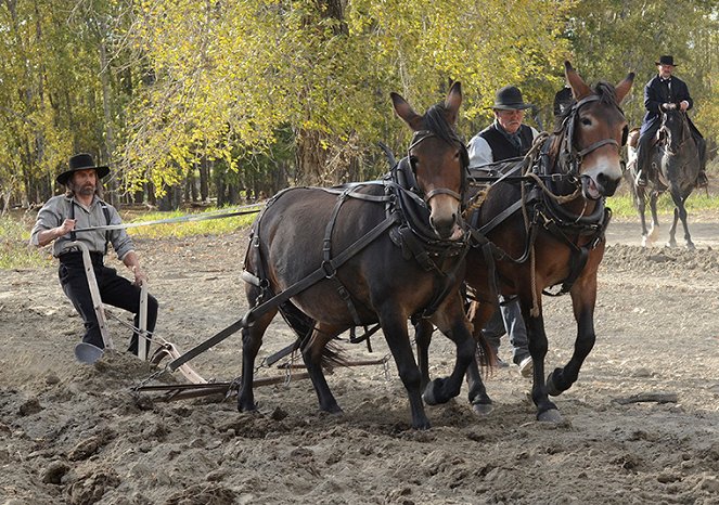 Hell on Wheels - Get Behind the Mule - Photos - Anson Mount