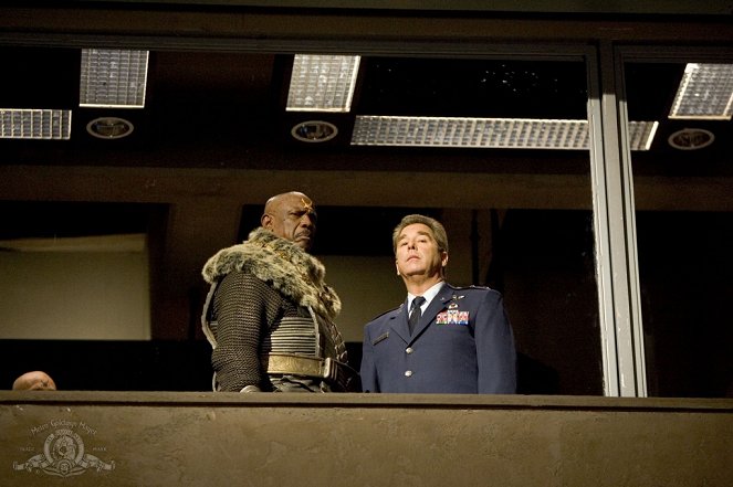 Stargate SG-1 - Origin - Photos - Louis Gossett Jr., Beau Bridges