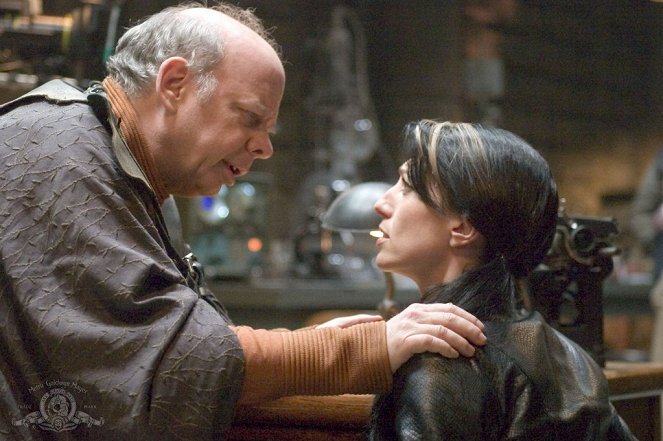 Stargate SG-1 - The Ties That Bind - Film - Wallace Shawn, Claudia Black