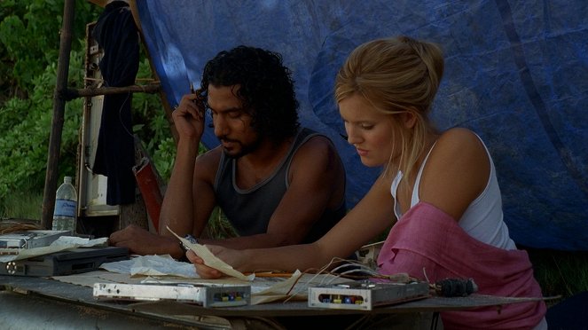 Lost - Eltűntek - A bőrönd titka - Filmfotók - Naveen Andrews, Maggie Grace