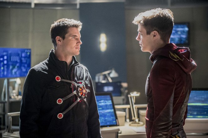 The Flash - Into the Speed Force - Photos - Robbie Amell, Grant Gustin