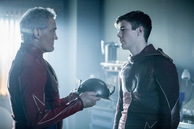 The Flash - Into the Speed Force - Photos - John Wesley Shipp, Grant Gustin