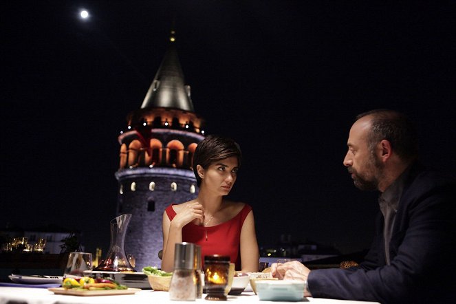 İstanbul Kırmızısı - Kuvat elokuvasta - Tuba Büyüküstün, Halit Ergenç